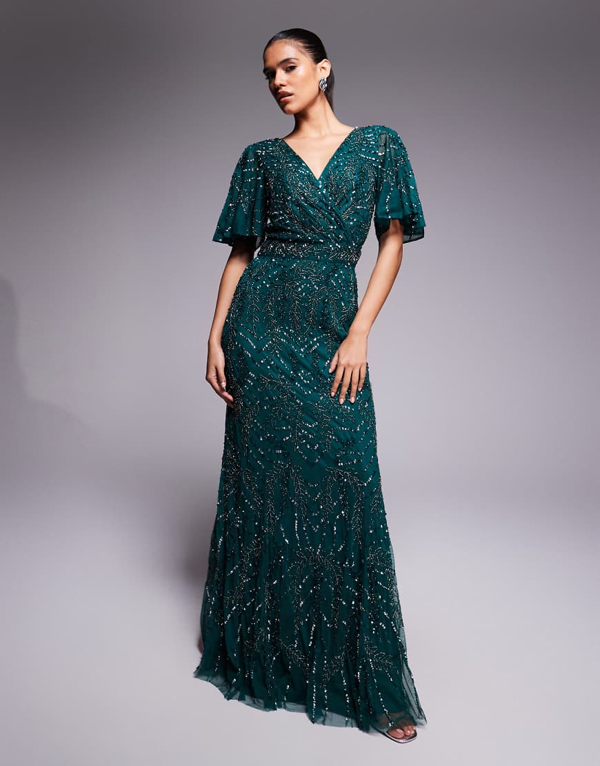 Beauut - Verziertes Maxikleid in Dunkelgrün mit Wickeldesign, V-Ausschnitt und Flatterärmeln von Beauut