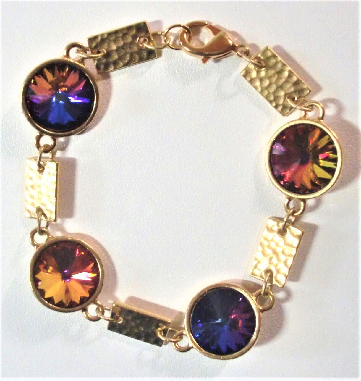 Armband Vulkan & Ultra Lila Swarovski Kristall Rivolis in Vergoldeten Link Einstellungen Mit Gehämmerten Gp Rechteck Links Und 14K Verschluss von BeauxArtsbyCynthia