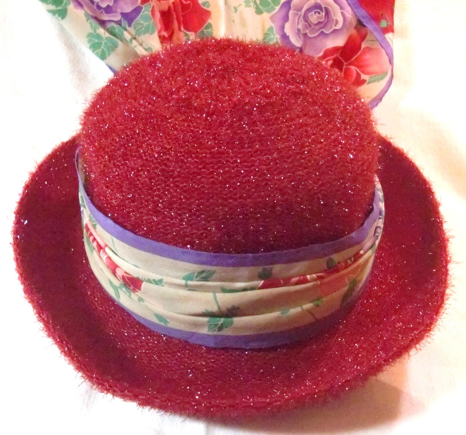 Süßer Hut Rot Mit Rollrand Und Abnehmbarem Rot/Lila/Grün/Beige Geblümten Seidenschalband Halstuchhalter Aus Glasperlen von BeauxArtsbyCynthia