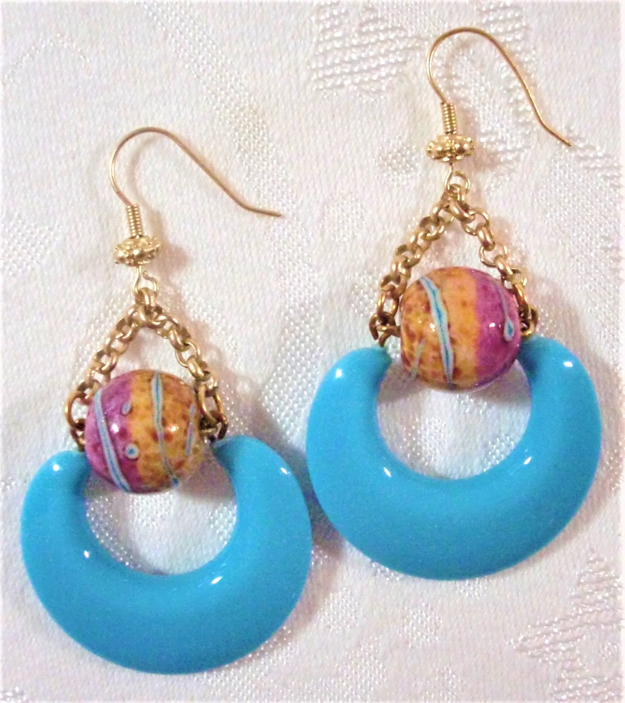 Ohrringe; Retro Türkis Lucite Reifen, Fuchsia, Orange, Türkis Glasperlen, Satin Hamilton Gold Rollo Kette & Shg Bali Haken von BeauxArtsbyCynthia