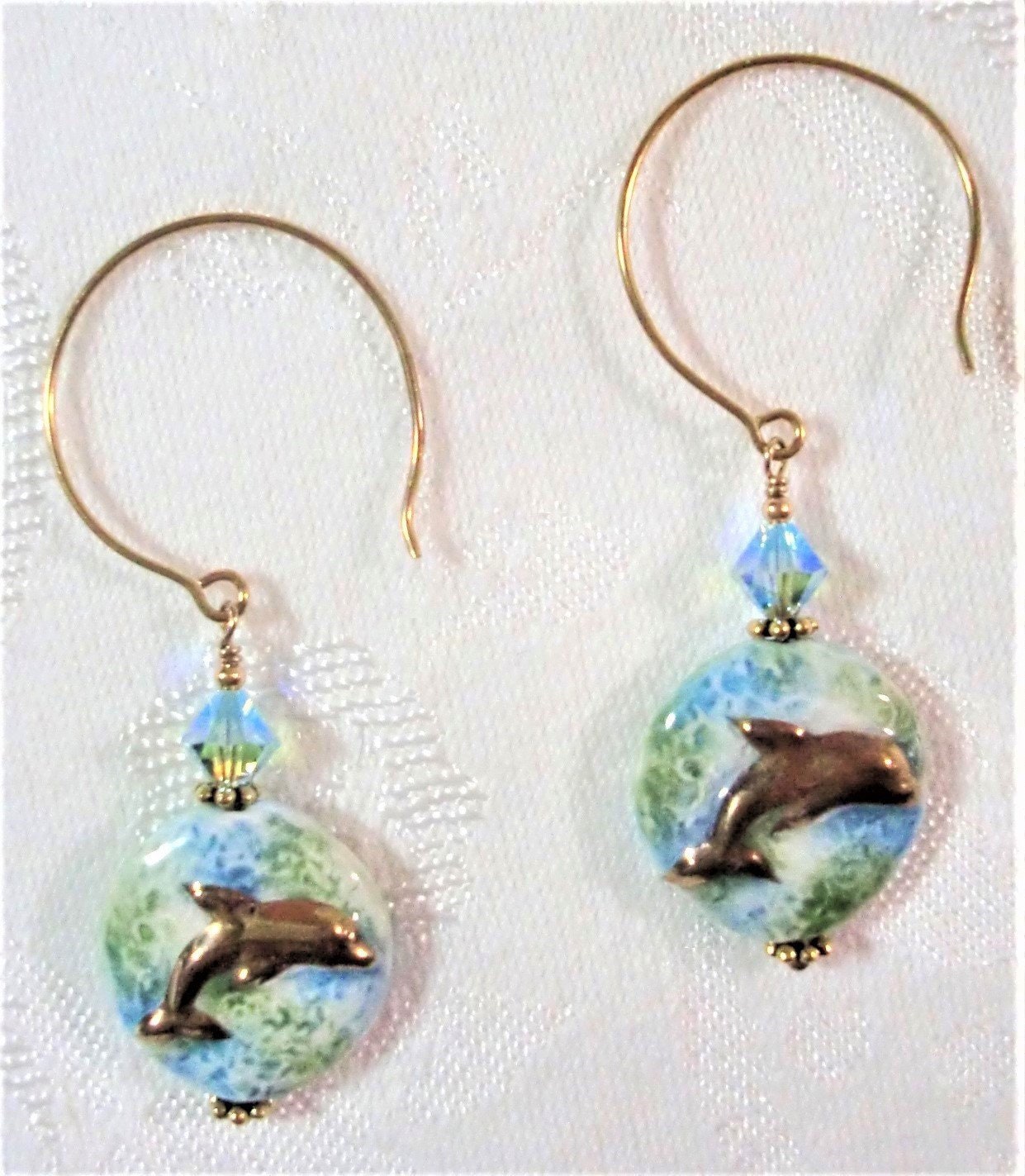 Ohrringe 24K Gold Springende Delfine Porzellanperlen, Aquamarin Ab 2 X Swarovski Kristallperlen, Gp Daisy Spacer & Saki Bronze Ohrhaken von BeauxArtsbyCynthia