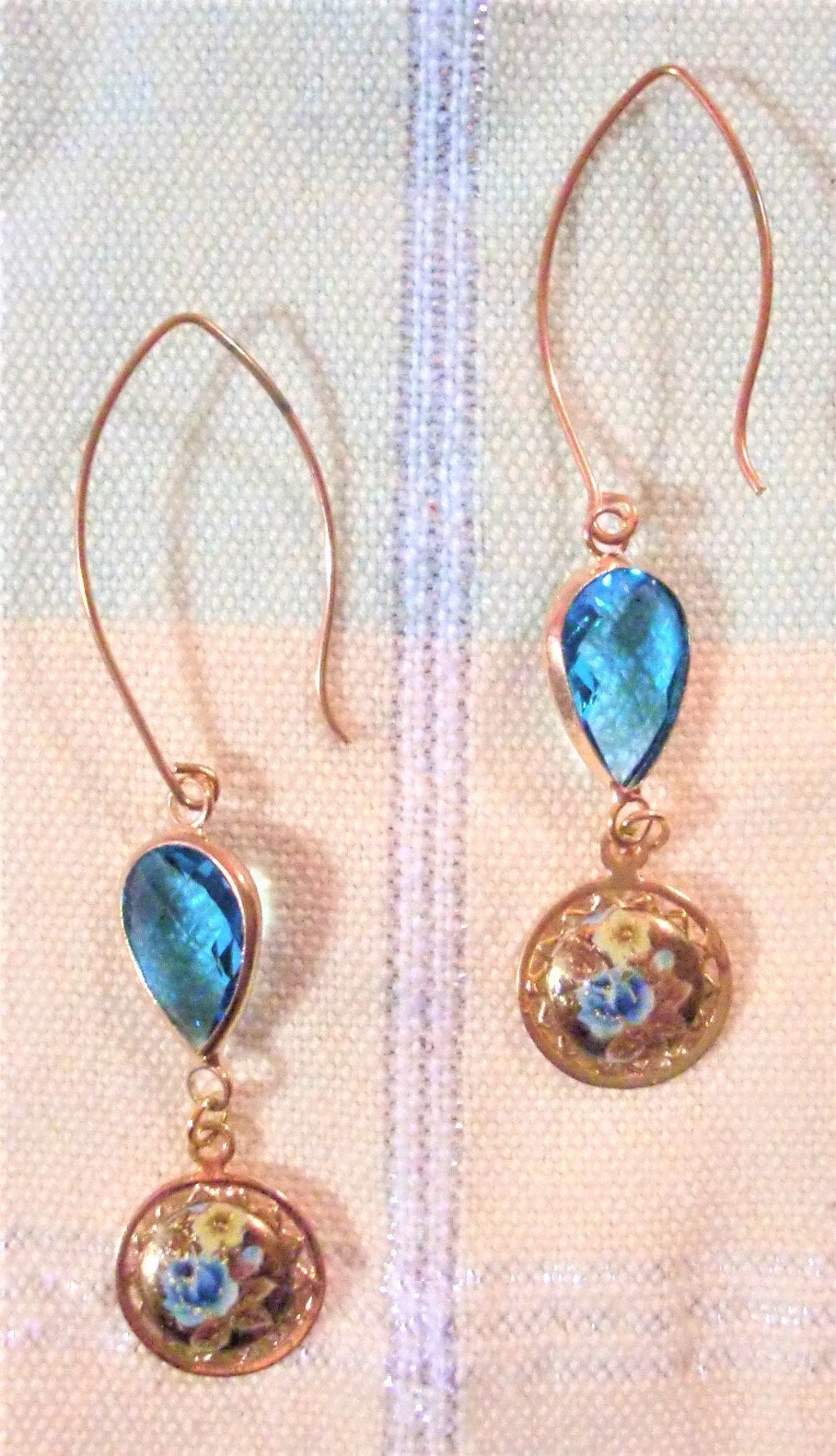 Ohrringe Aqua Facettierten Glas Teardrops in Gp Lünette Einstellungen Mit Jahrgang Capri Blau Rose/Blume/Gelbgold Charme; Saki Bronze Ohrhaken von BeauxArtsbyCynthia