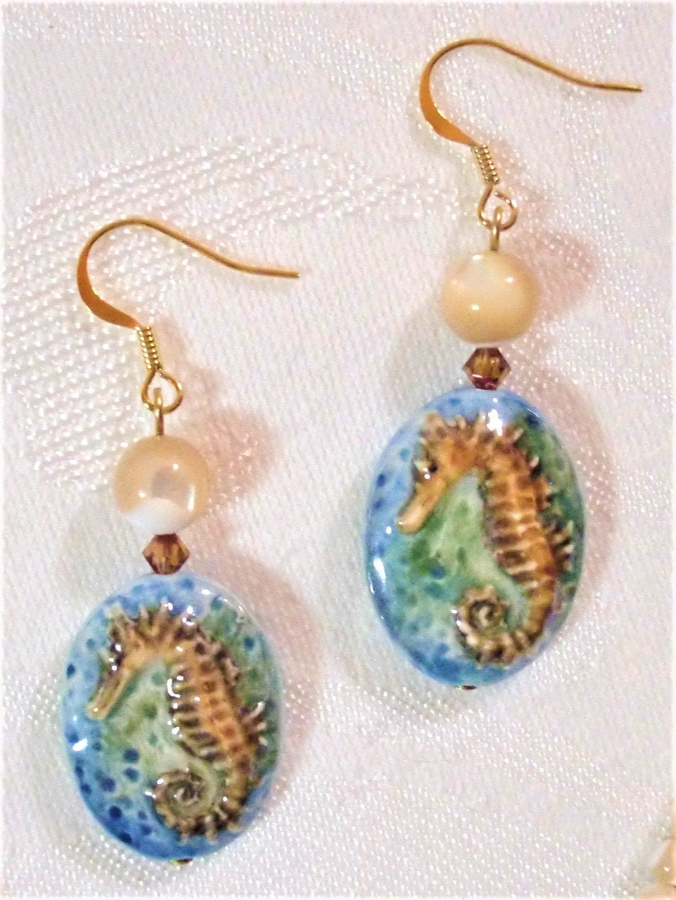 Ohrringe Handbemalt Porzellan Seepferdchen Perlen; Natürliche Perlmutt Runde Kristall Kupfer Swarovski Bicones; Und 14K Gp Ohrdrähte von BeauxArtsbyCynthia