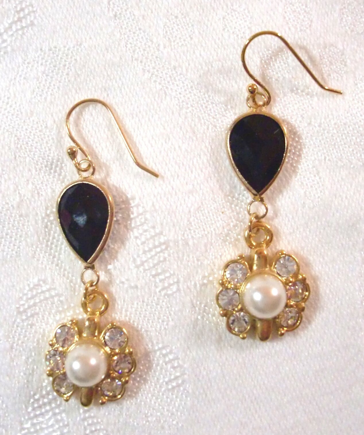 Ohrringe Jet Glass Teardrop/Vergoldete Lünette Links, Vintage Vergoldet Charms Mit Strass & Perlen, Und 14K Vergoldete Haken W/Zurück von BeauxArtsbyCynthia