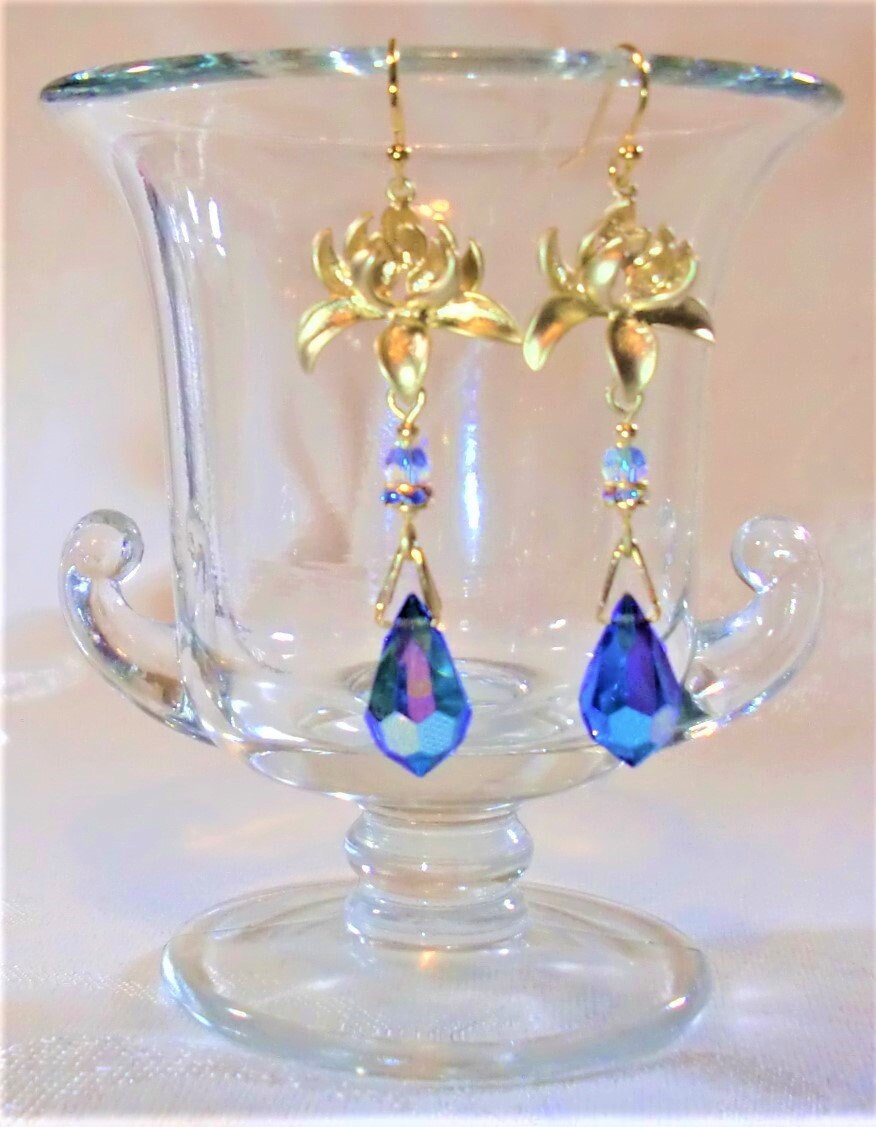 Ohrringe Matt Gold Lotus Links; Crystal Ab Voller Mantel Swarovski Runden Und Ab/Gp Rondelles; Vintage Saphir Teardrops von BeauxArtsbyCynthia