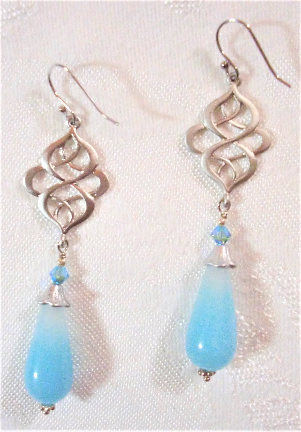 Ohrringe Matt Silber Infinity Links, Lt. Türkis Ab 2 X Swarovski Kristall, Eisigen Aqua Achat Tränen, Perlenkappen, Ss Ball Haken von BeauxArtsbyCynthia