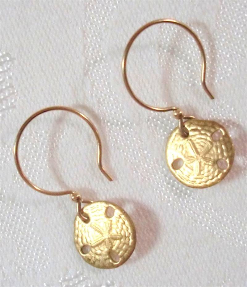 Ohrringe Messing Sand Dollar Charms Gold-Filled Runden Ohrhaken Mit Ohrstopper von BeauxArtsbyCynthia