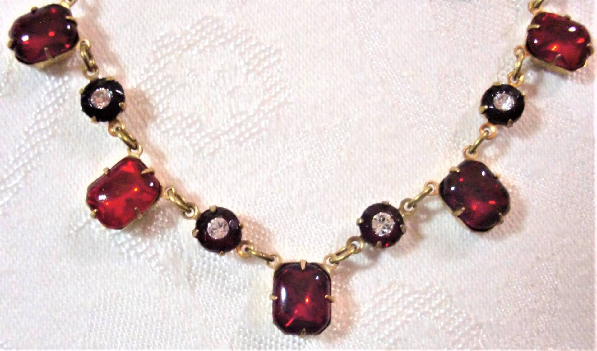 Schmuck-Set Jahrgang Siam Glas/Messing Anhänger; Cerf. Siam/Crystal/Messing Links; Satin Hamilton Gold Hälfte-Flat-Kabel-Kette; & Swarovski von BeauxArtsbyCynthia