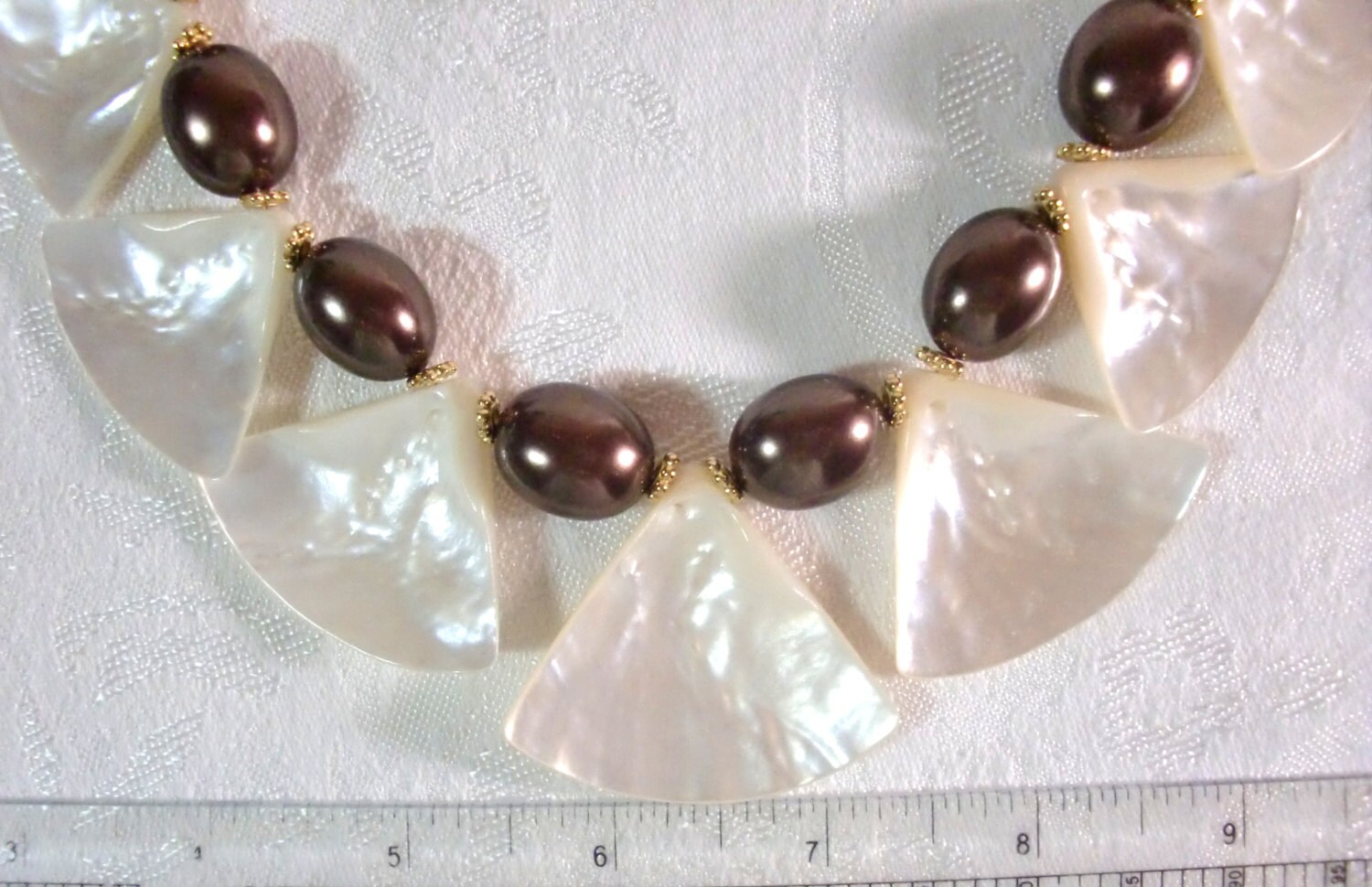 Schmuck-Set Perlmutt-Fans Und Runde Perlen, Große Milchschokolade Süßwasser-Perlen, Perlen Vergoldet Akzent Vermeil "S" Verschluss von BeauxArtsbyCynthia