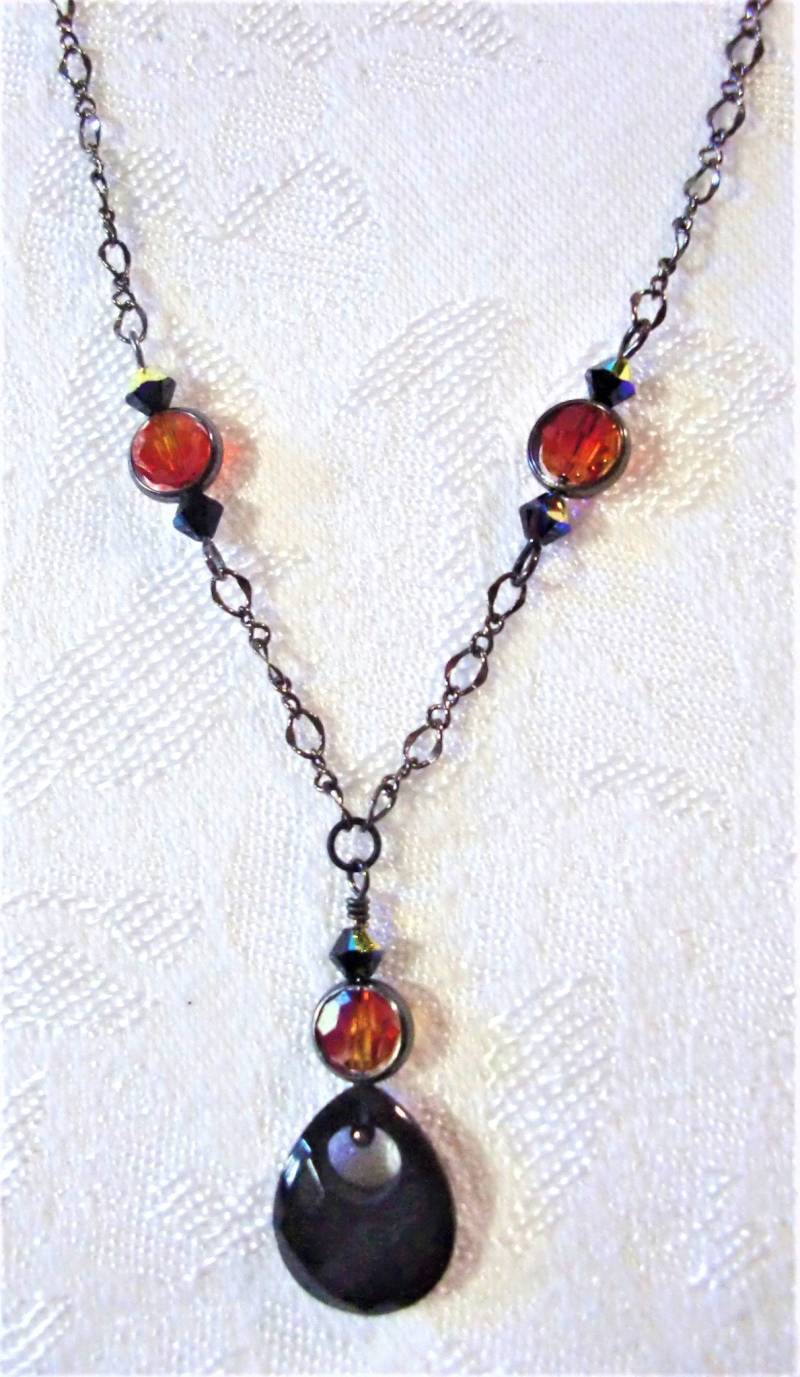 Schmuck-Set Schwarz Onyx Teardrops W/Fire Opal Ab & Jet Swarovski Kristalle, Gunmetal Halb-Flat Oval Und Figaro Kette, Ohrdrähte von BeauxArtsbyCynthia