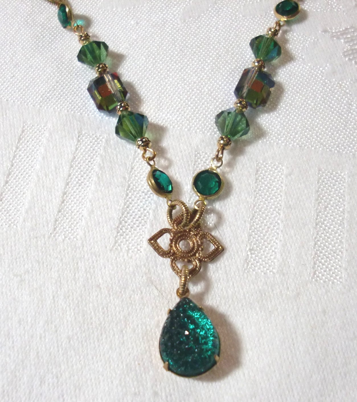 Schmuck-Set Vintage Smaragd Felsigen-Top/Messing Anhänger; Jahrgang Vitrail Med. & Neue Fern Ab Swarovski-Kristallen; Und Gold-Filled Filigrane von BeauxArtsbyCynthia