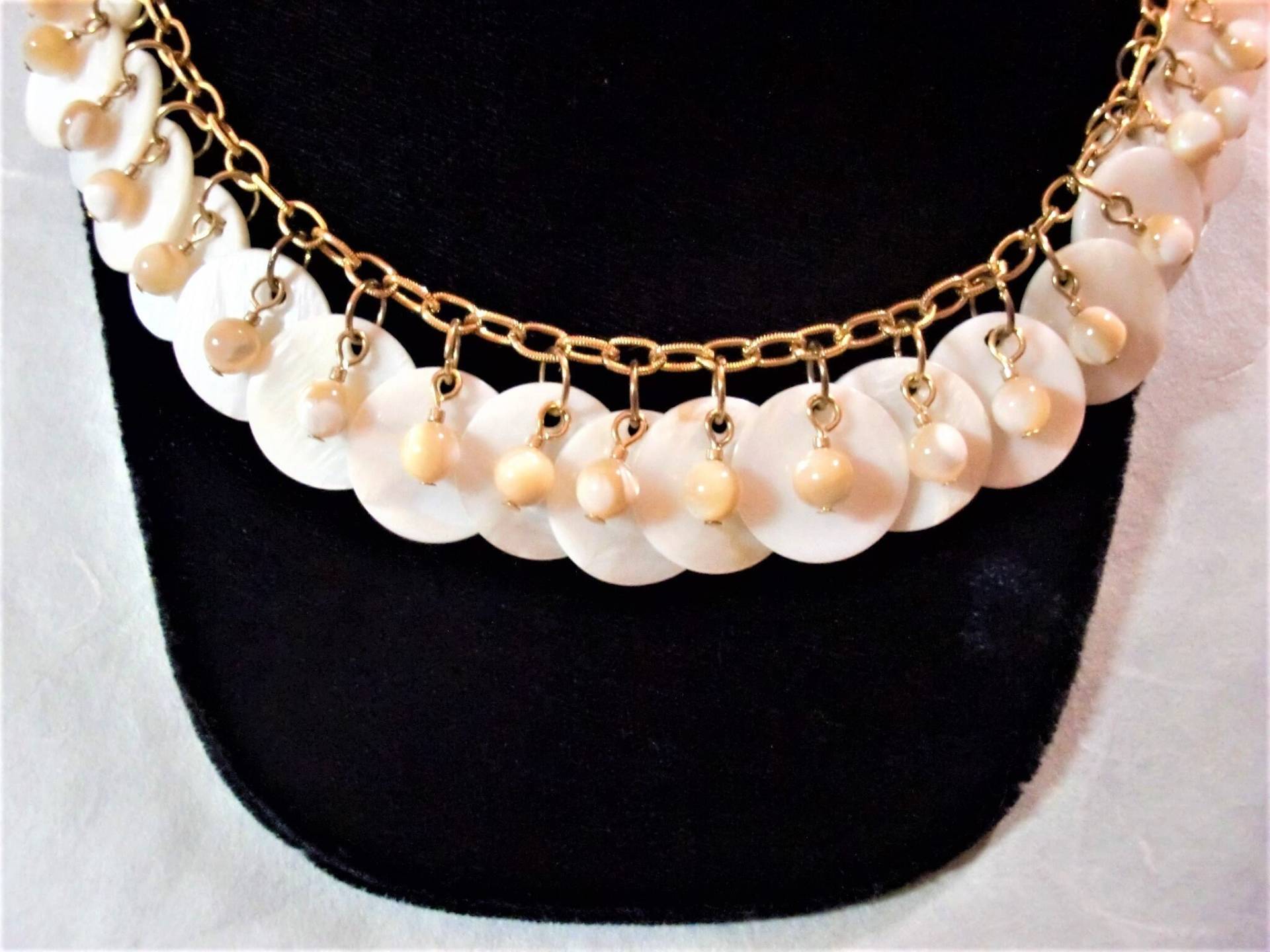 Schmuck-Set Weißes Perlmutt-Scheiben; Natürliche Perlmutt Perlen; Gold Delica Vergoldet, Strukturierte Kugelkette; -Vergoldete Schliesse von BeauxArtsbyCynthia