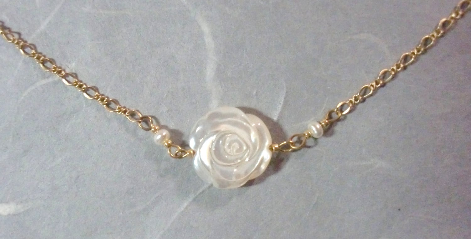 Schmuckset Weiße Perlmutt-Rosenperlen, Weißer Süßwasserknopf Und Reisperlen, Kabel/Achterkette, Gf-Filigranverschluss, 14K Gp-Haken von BeauxArtsbyCynthia