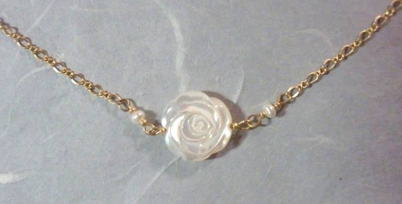 Schmuckset Weiße Perlmutt-Rosenperlen, Weißer Süßwasserknopf Und Reisperlen, Kabel/Achterkette, Gf-Filigranverschluss, 14K Gp-Haken von BeauxArtsbyCynthia