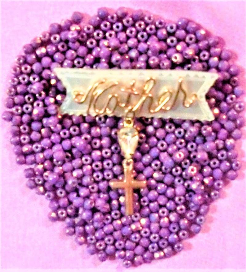 Vintage Schmuck Perlmutt Pin Brosche Vergoldeter Draht "Mother" Mit Kristall Tropfen Und Vergoldetem Kreuz." von BeauxArtsbyCynthia