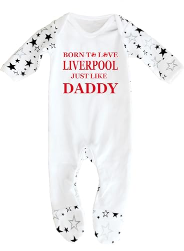 Bebe Dory Liverpool Baby Schlafanzug "Born To Love Liverpool Just Like Daddy" - Weiche 100% gekämmte Baumwolle Fußball-Themed Baby Schlafanzug für Fußballfans, Weiß/Schwarze Sterne, 6-12 Months von Bebe Dory