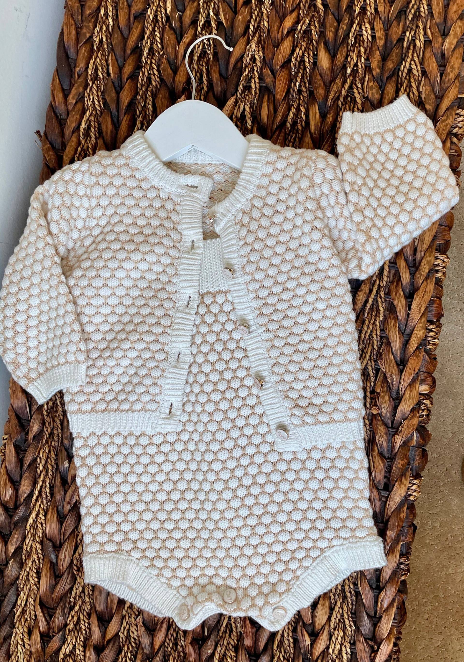 Bio 2-Teiliges Baby Strick-Set Bio 2-Teiliges Baby Strick-Set von BebeJoyeuxByCSMLUXE