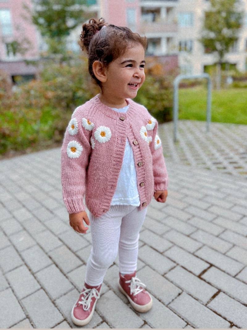 Baby Mädchen Strickjacke Strick Blumen Gänseblümchen Cardigan von BebiLebi