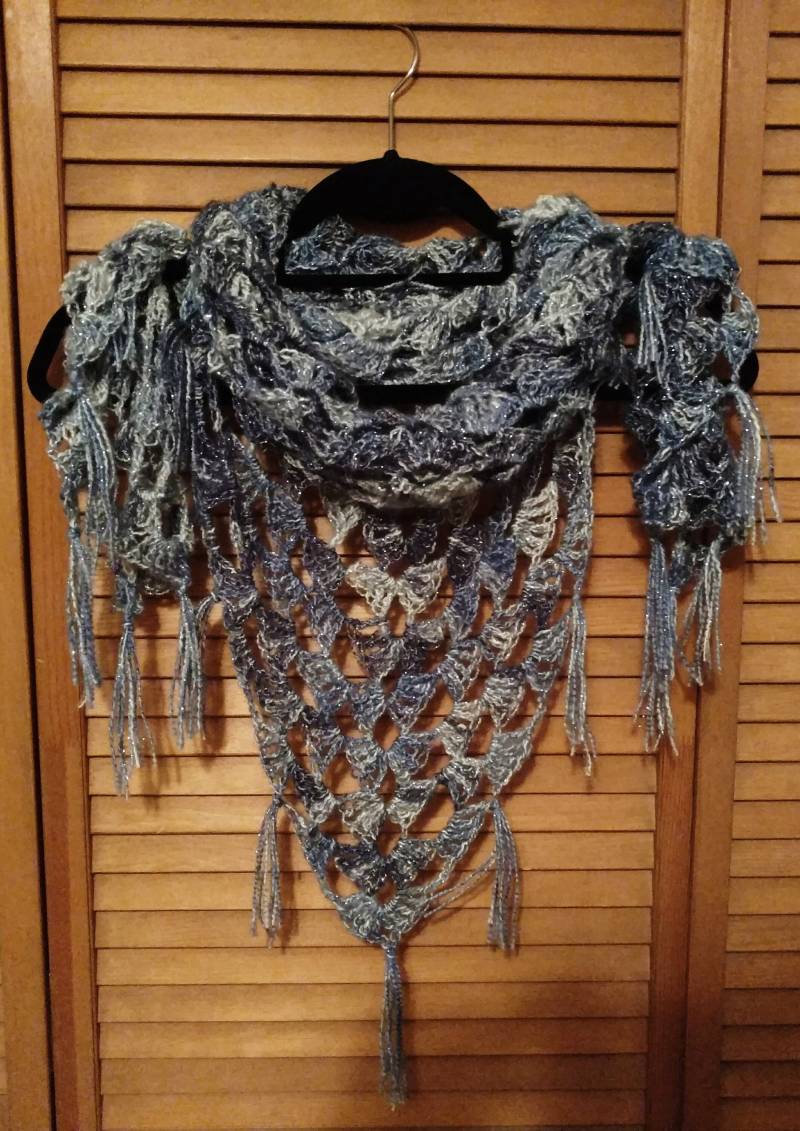 Gehäkeltes Dreieckstuch Gehäkeltes Dreieckstuch von BecauseItsDifferent