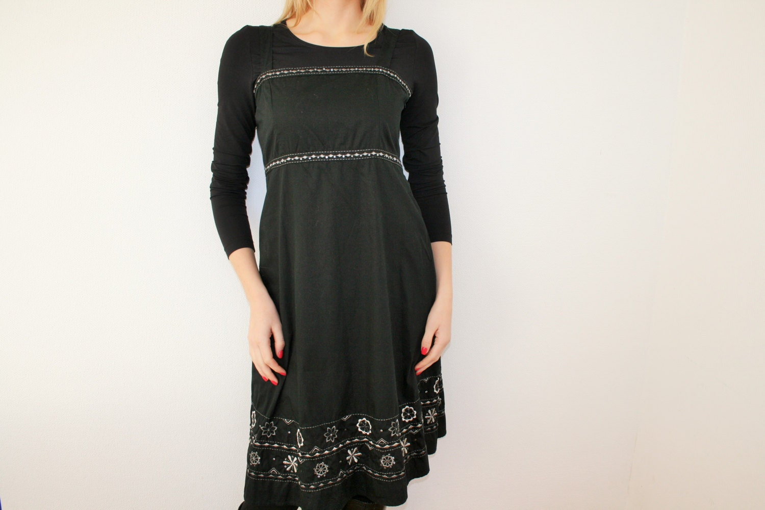 Bestickte Folk Jumper Kleid Schwarz Baumwolle Boho Hippie Sarafan Bauern Feminin Ärmellose Overalls Gurt Mittelgroß von BecauseVintage