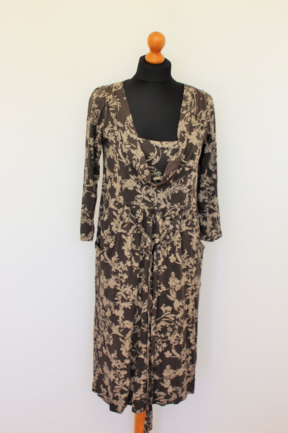 Brown Tunika Floral Kittel Kleid Braun Cocoon Folk Stil Femininen Zwei Taschen 3/4 Sleeve Shirt Mittlerer Größe von BecauseVintage