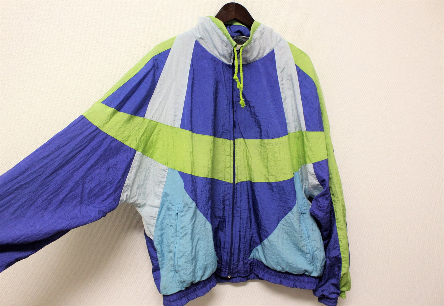 Bunte Windbreaker Shamp Jacke Vintage 80Er 90Er Jahre Lila Grün Oberbekleidung Hipster Hip Hop Bomber Sport Mittelgroß Bis Groß von BecauseVintage