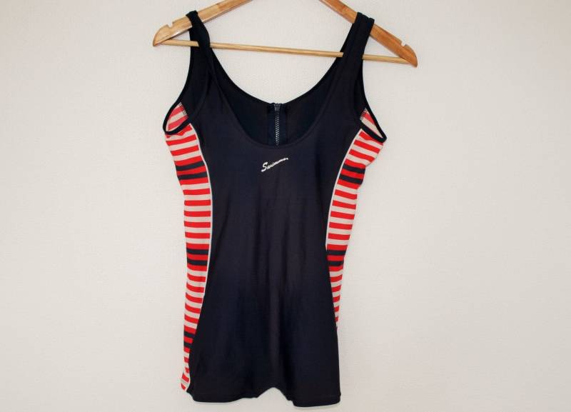 Ein Stück Badeanzug Retro Mit Formschönen Junge Geschnittenen Beine Blau Rot Weiß Gezipten Vintage Mittlere Große Größe von BecauseVintage