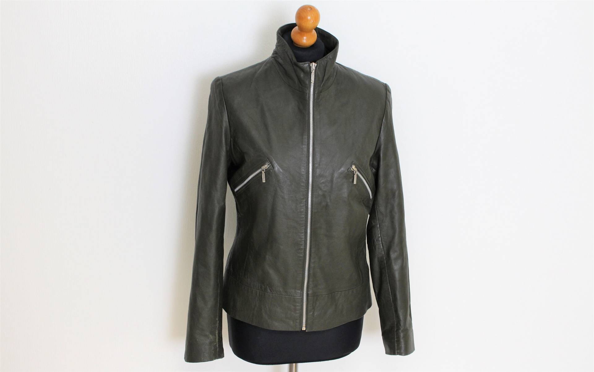 Grüne Lederjacke Moosgrün Leder Kurz Trench Coat Reißverschluss Classic Khaki Bomber Blazer Militär Rocker Biker Klein Bis Mittel von BecauseVintage