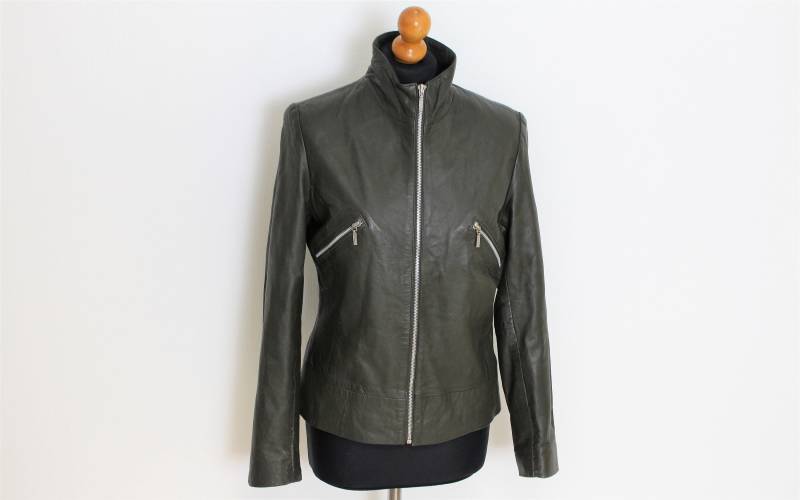 Grüne Lederjacke Moosgrün Leder Kurz Trench Coat Reißverschluss Classic Khaki Bomber Blazer Militär Rocker Biker Klein Bis Mittel von BecauseVintage