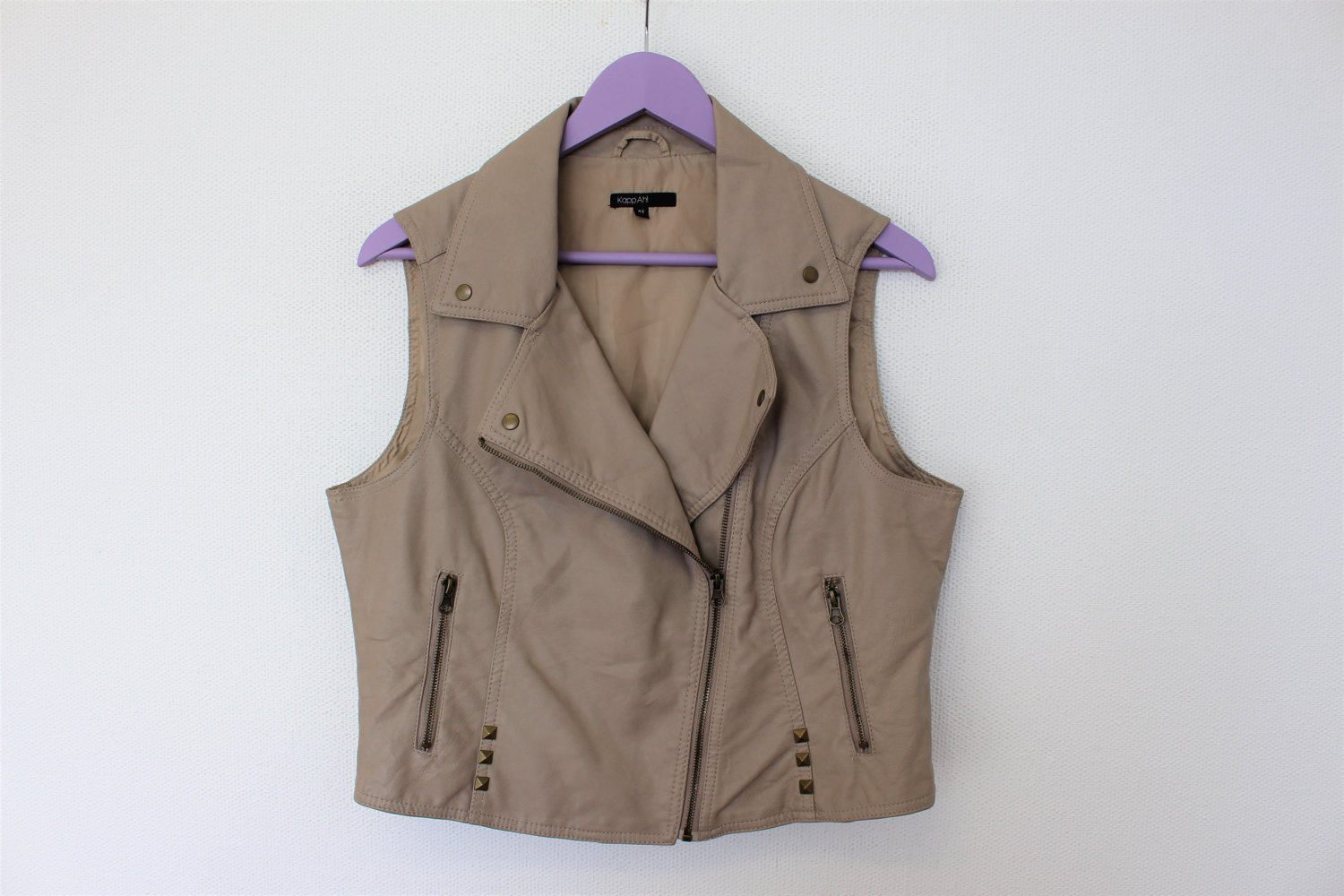 Nieten Kunstleder Bomber Weste Jean Moto Rider Grau Vegan Lederjacke Metall Reißverschluss Festival Western Large von BecauseVintage