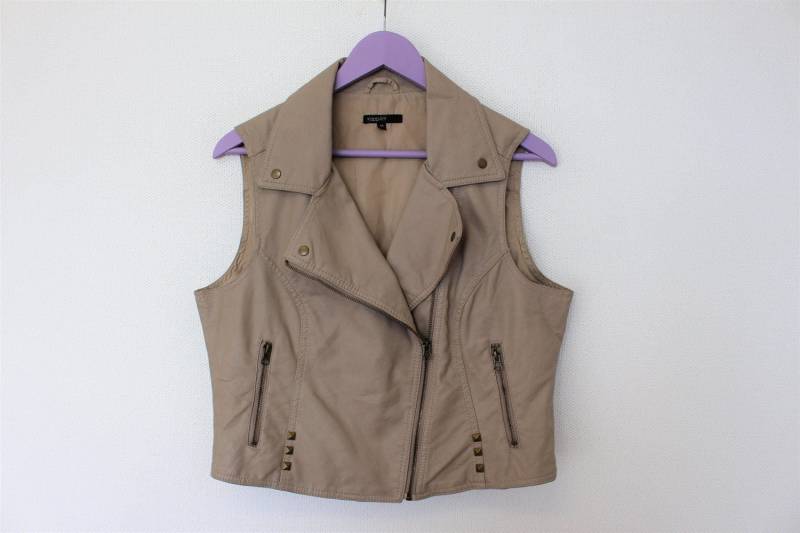 Nieten Kunstleder Bomber Weste Jean Moto Rider Grau Vegan Lederjacke Metall Reißverschluss Festival Western Large von BecauseVintage