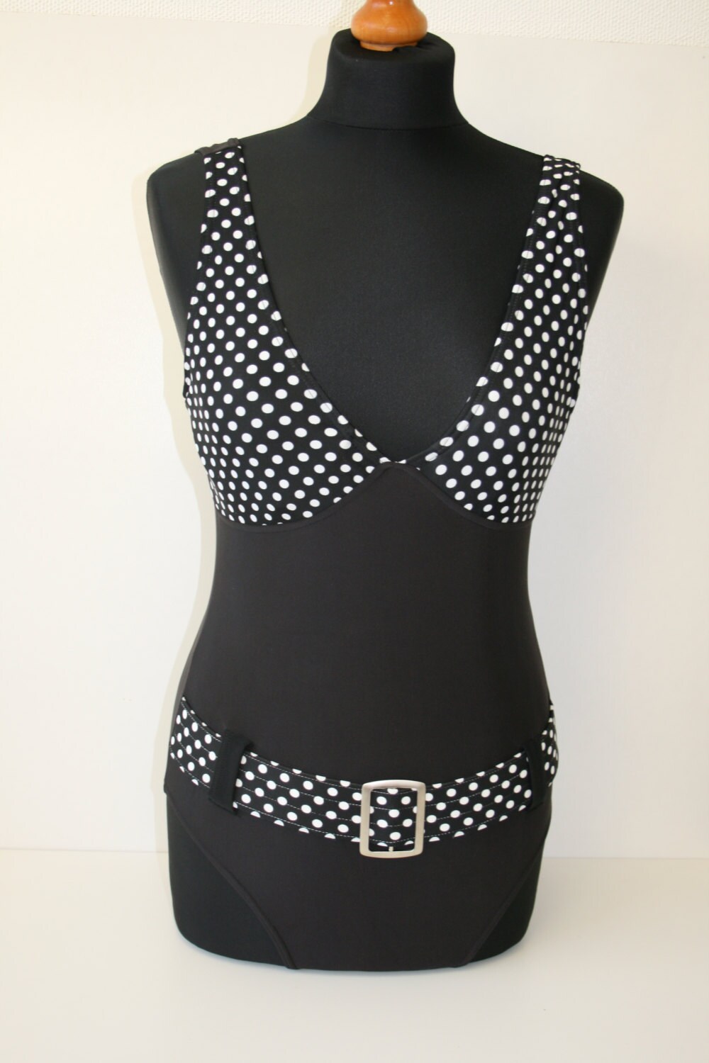 Polka Dot Badeanzug Retro Black White Doty Einen Mit Gürtel Vintage Bademode Kleine Mittlere Größe von BecauseVintage