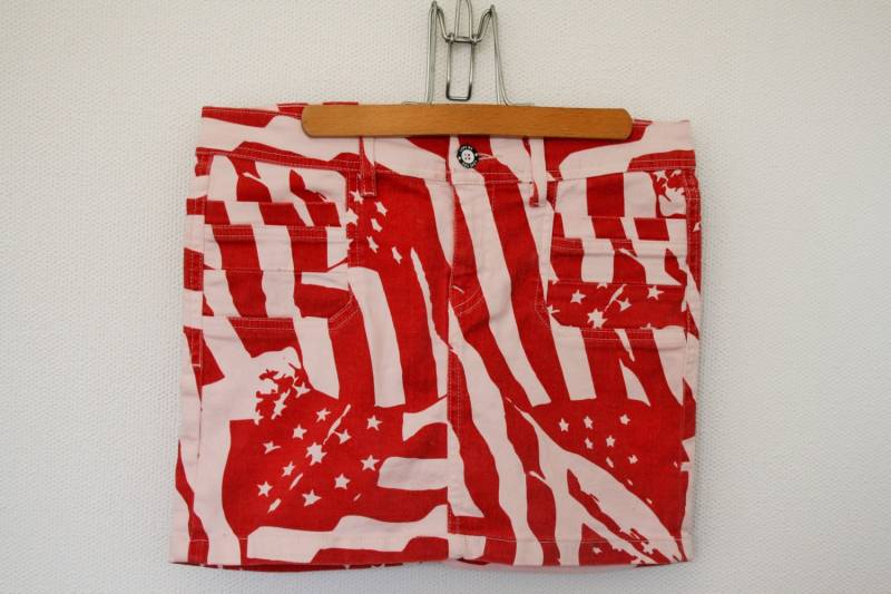 Roten Minirock Denim Bleistift Rock Hippie Boho Festival Rot Weiß Abstrakten Print Bedruckter Baumwolle Mini Extra Kleine Größe von BecauseVintage