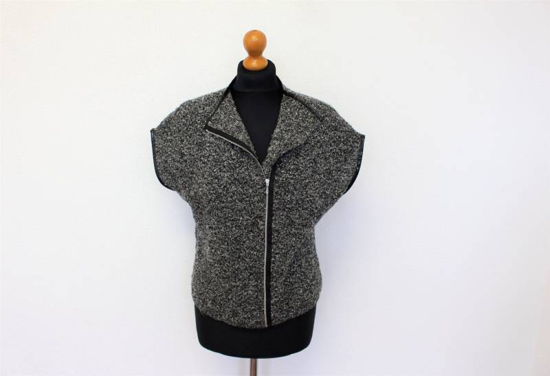 Schnalle Weste Schwarz Weiß Damen Grau Strickschnalle Gestrickt Zip Up Vintage Ärmellos Pullover Formal Romantisch Mittel Bis Groß von BecauseVintage