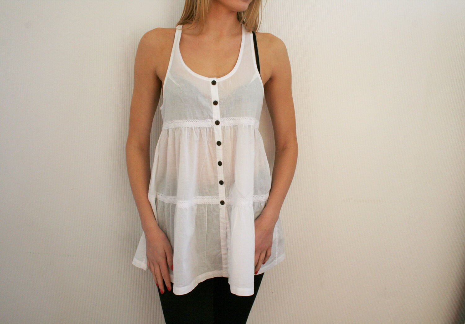 Weiß Baumwolle Tunika Ärmellos Weiß Sommer Bluse Boho Hippie Folk Stil Feminin Ärmellose Tasten Kleid Medium Size von BecauseVintage