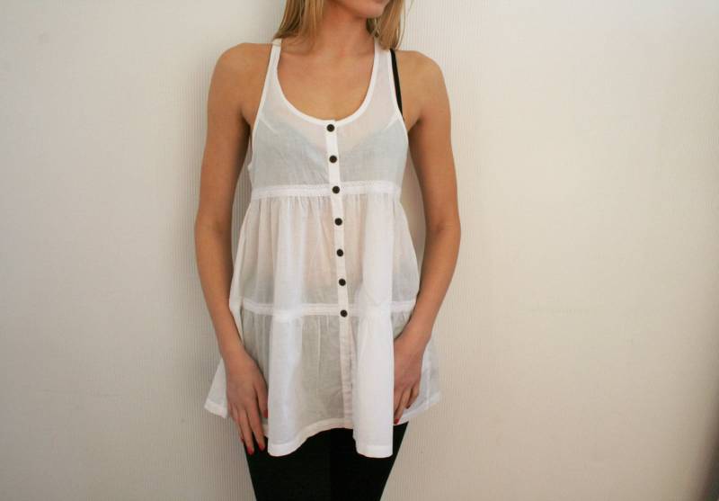 Weiß Baumwolle Tunika Ärmellos Weiß Sommer Bluse Boho Hippie Folk Stil Feminin Ärmellose Tasten Kleid Medium Size von BecauseVintage