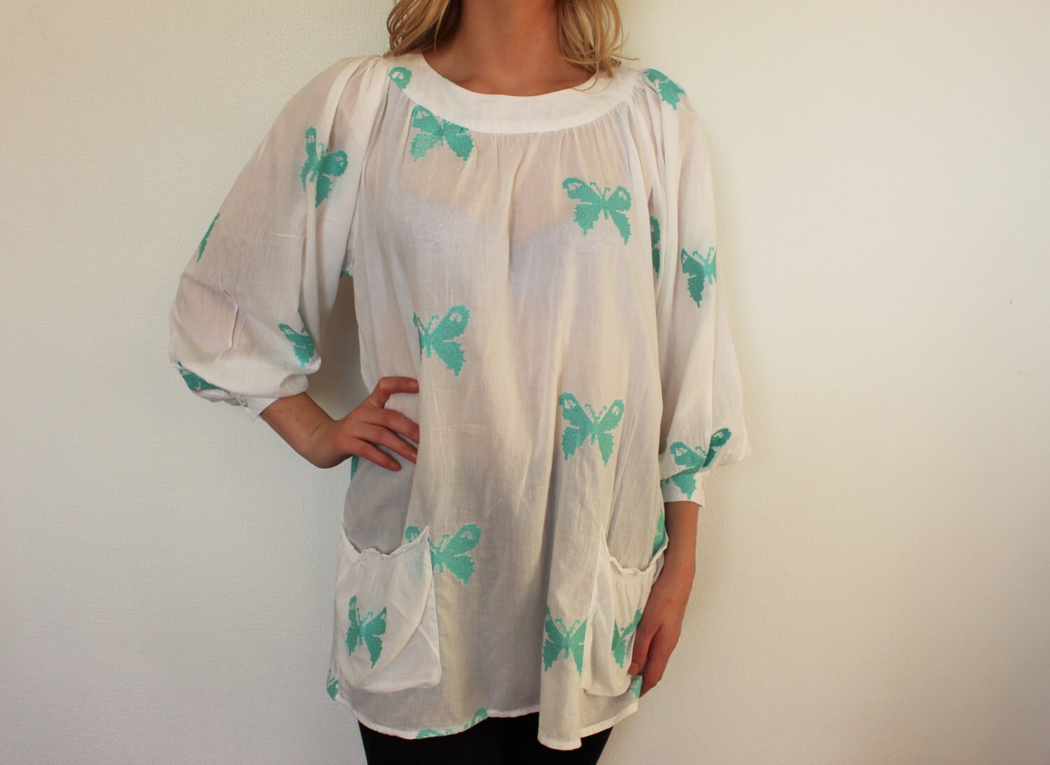 Weiße Baumwolle Tunika Grün Bestickt Schmetterlinge Boho Hippie Top Langarm Shirt Loose Fit Bluse Folk Stil Groß von BecauseVintage