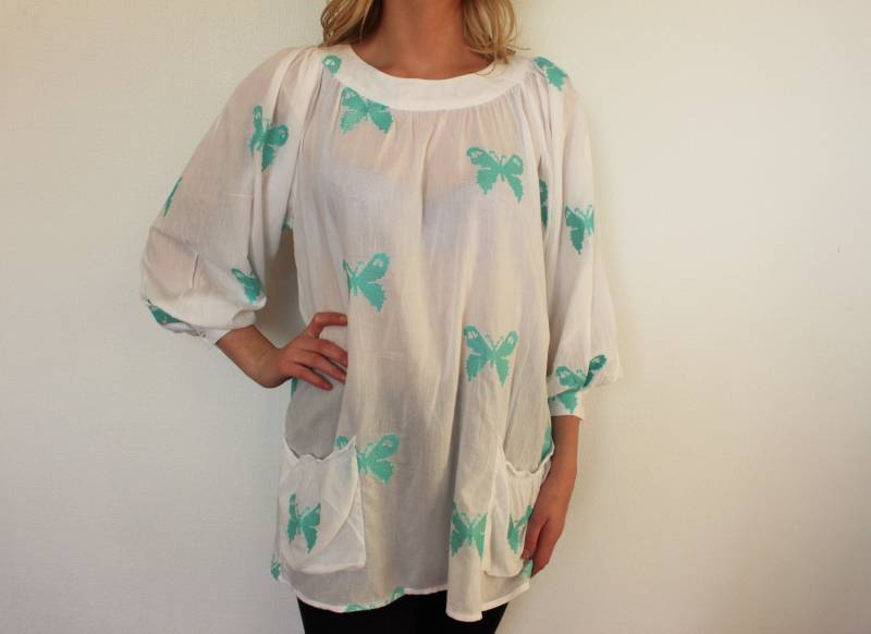 Weiße Baumwolle Tunika Grün Bestickt Schmetterlinge Boho Hippie Top Langarm Shirt Loose Fit Bluse Folk Stil Groß von BecauseVintage