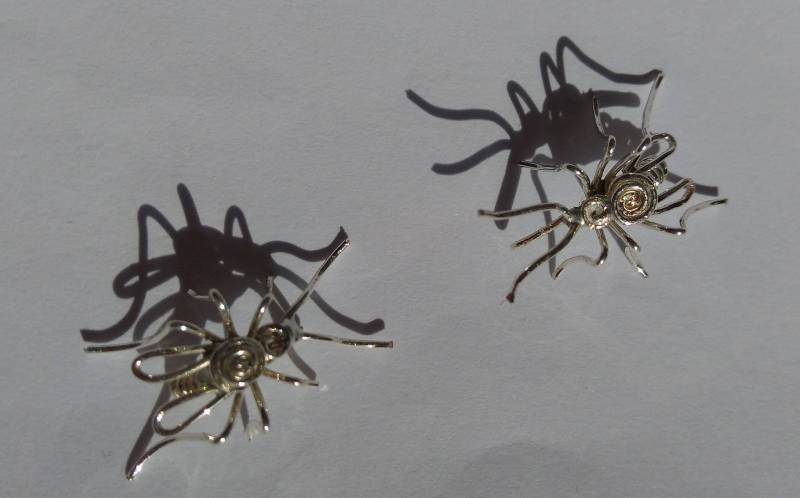 Kleine Mückenstecker; Schrulliger Schmuck Für Leute, Die Über Den Tellerrand Schauen Kleine Mückenstecker; Schrulliger Schmuck Für Leute, Die Über Den Tellerrand Schauen von BeckasInsects