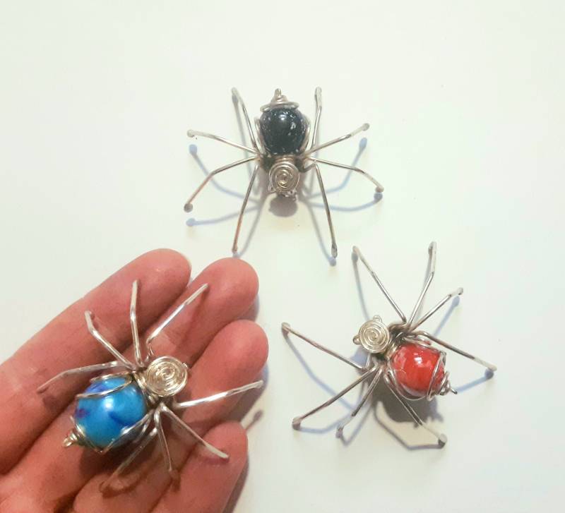 Singek Spinne Brosche Mit Bunter Glasmurmel Oder Regenbogenperle in Vielen Tollen Farben Singek Spinne Brosche Mit Bunter Glasmurmel Oder Regenbogenperle in Vielen Tollen Farben von BeckasInsects
