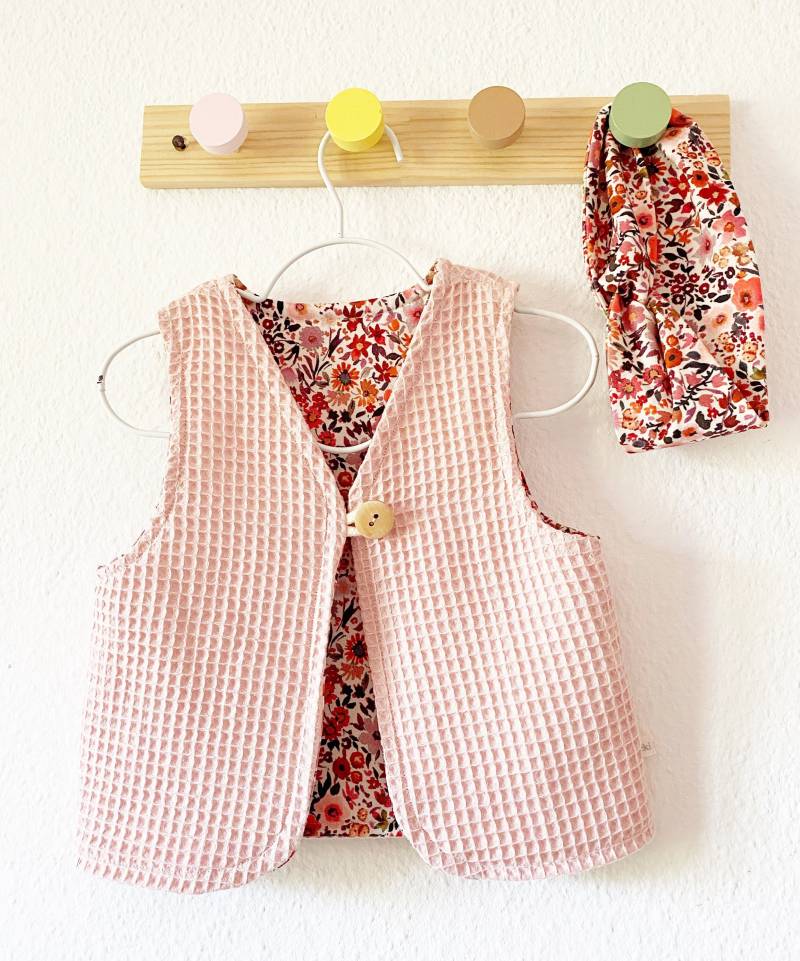 Kinderweste Aus Waffelpique in Hellrosa, Gefüttert Mit Baumwolljersey Im Blümchenmotiv von BeckiBoom