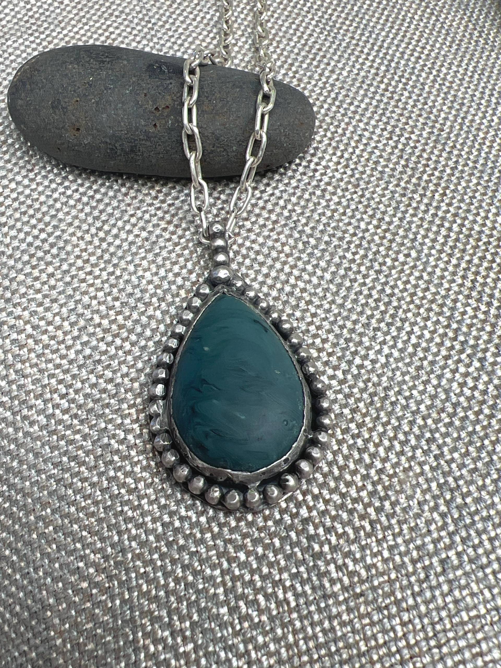 Leland Blue Navy Anhänger. Eingefasst in Sterling Silber Mit Perlen Umrandet. Kette Leland Blue Navy Anhänger. Eingefasst in Sterling Silber Mit Perlen Umrandet. Kette von BeckiJacobyDesigns