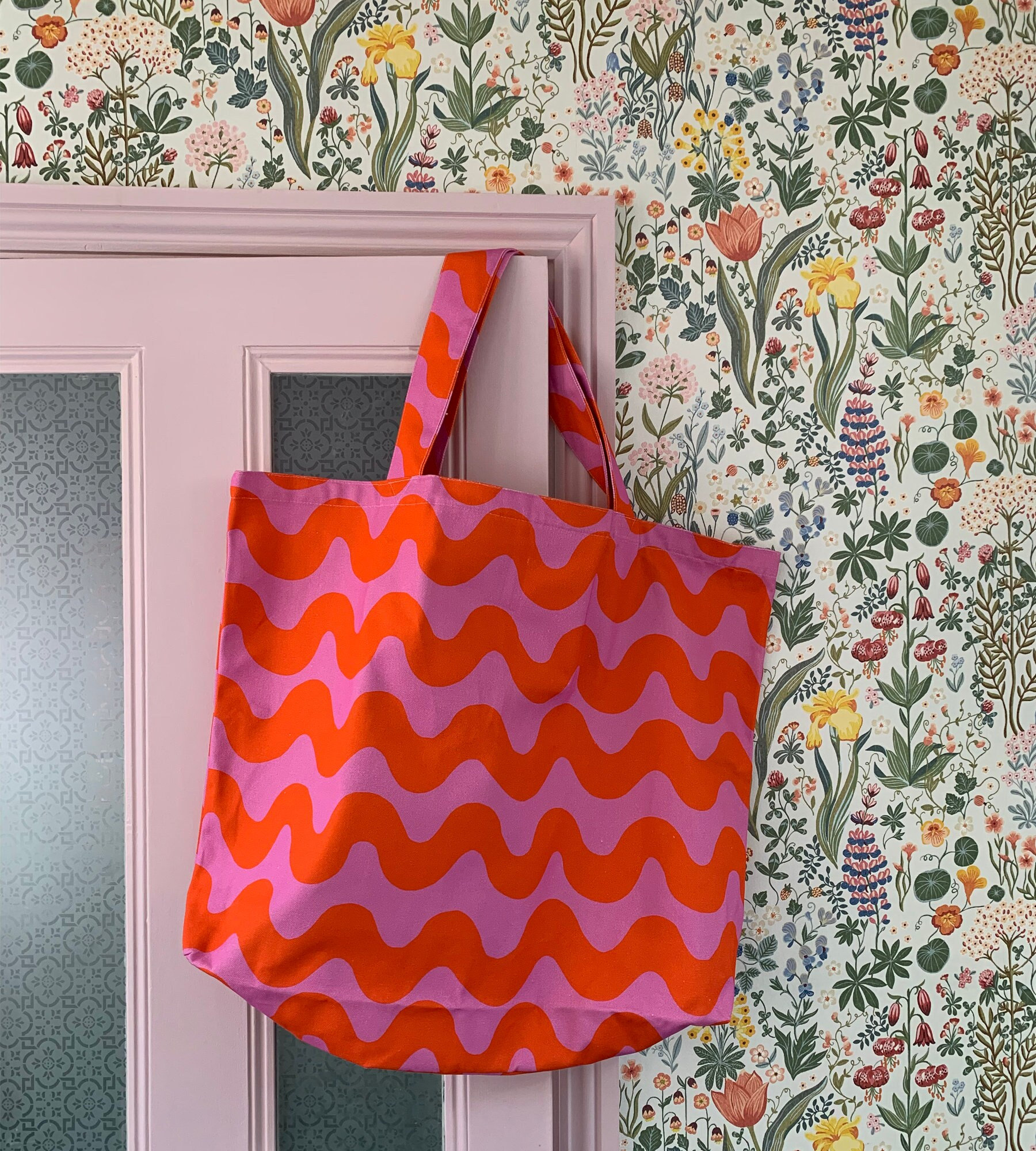 Pink & Orange Wiggly Tragetasche Strandurlaub Essential von BeckyAlexanderShop