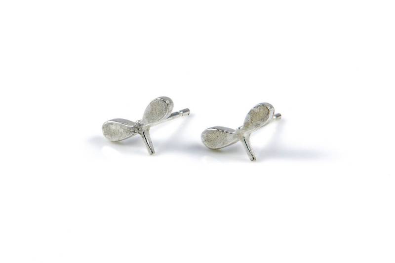Blume Stiel Ohrstecker, Silber Kleine Kleinen Silbernen Nieten, Handgemachte Süße Ohrringe von BeckyMorgans