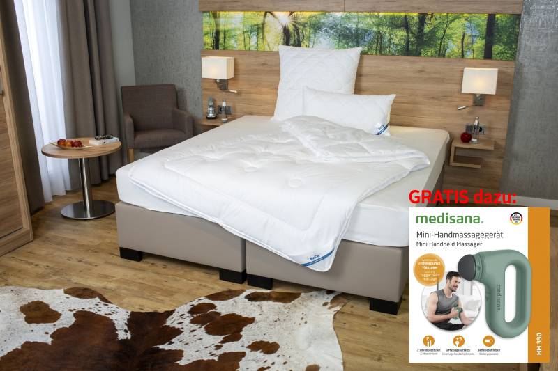 Beco Microfaserbettdecke + Microfaserkissen "Royal Soft Duo, Bettdecke 135x200 & Kopfkissen 80x80 cm" 2-in-1 Wohlfühlpaket: Bettdecke & Kopfkissen & gratis Handmassagegerät von Beco