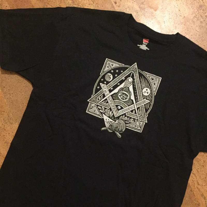 Freimaurer Grafik T-Shirt, Quadrat Und Kompass in Silber Auf Schwarz Tagless von BecomingBetter