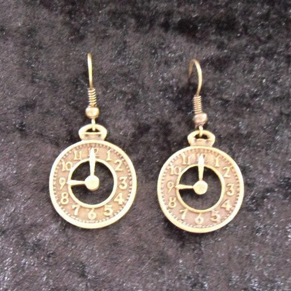 Uhr-Ohrringe in Antik Messing von BedlamitesBoutique