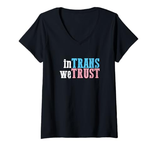 Damen Transgender-Flagge – In Trans We Trust T-Shirt mit V-Ausschnitt Damen Transgender-Flagge – In Trans We Trust T-Shirt mit V-Ausschnitt von Bee Kind Tees