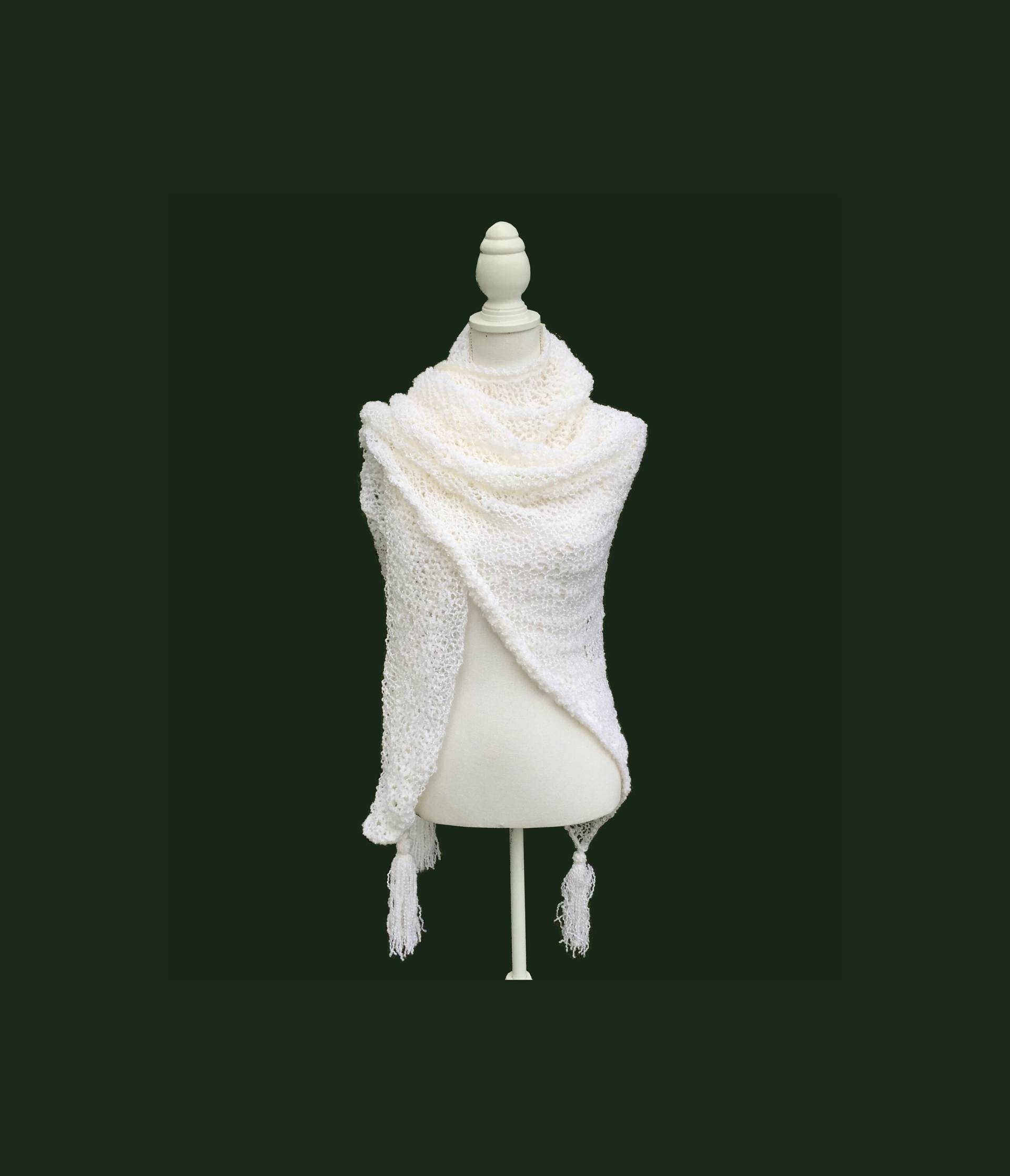 Lange Dreieckstuch Schal Wrap Mit Quasten Off-White Acrylgarn Lose Spitze Stricken Häkeln Leicht Frühling Sommer Herbst von BeeDeeCollection