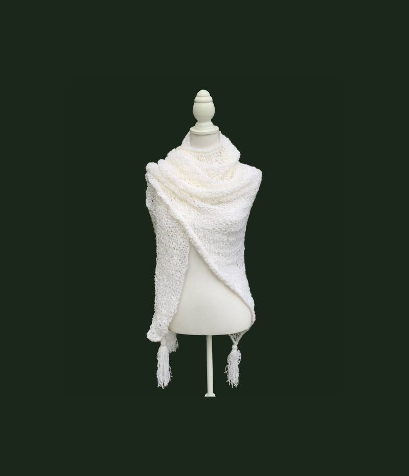 Lange Dreieckstuch Schal Wrap Mit Quasten Off-White Acrylgarn Lose Spitze Stricken Häkeln Leicht Frühling Sommer Herbst von BeeDeeCollection